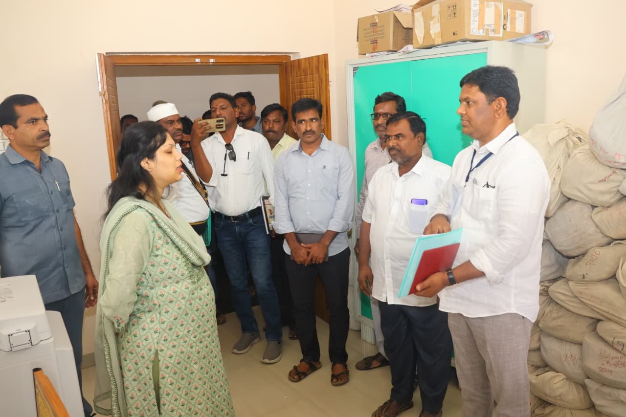 నామినేషన్ల స్వీకరణ కేంద్రాలను సందర్శించిన కలెక్టర్  పమేలా సత్పతి